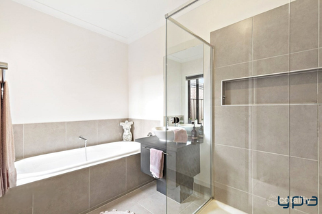 Property photo of 8 Farmers Way Point Cook VIC 3030