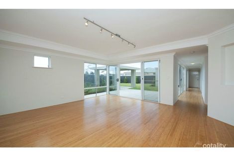 Property photo of 40 Dorney Esplanade Champion Lakes WA 6111
