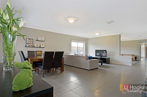 Property photo of 35 Cassowary Avenue Pakenham VIC 3810