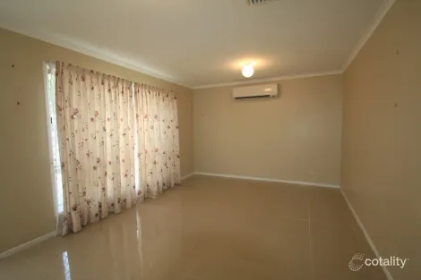 Property photo of 1 Grant Place Emerald QLD 4720
