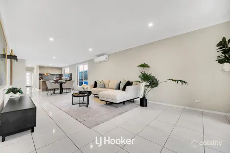 Property photo of 30 Chambers Crescent Cranbourne North VIC 3977