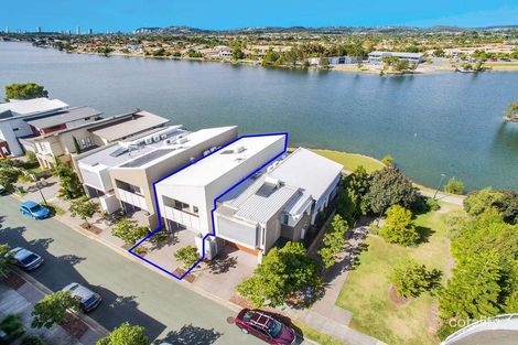 Property photo of 5 Lakefront Crescent Varsity Lakes QLD 4227