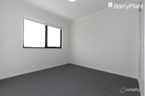 Property photo of 3 Deyrolle Walk Clyde North VIC 3978