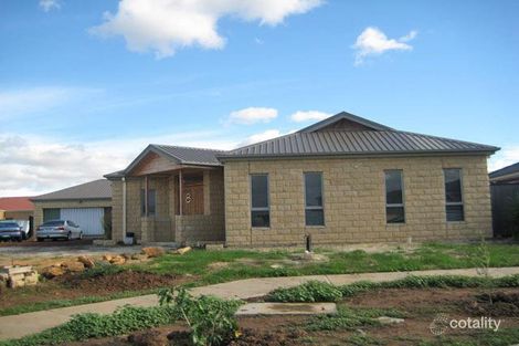 8 Belvoir Gdns, Derrimut, VIC 3026