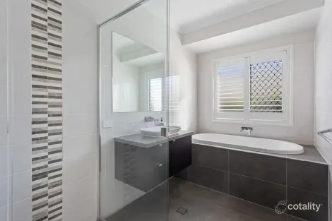 Property photo of 2 Dunbar Court Highfields QLD 4352