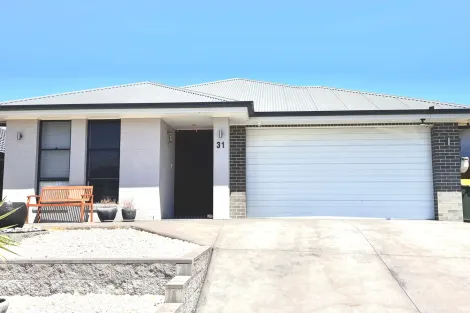 Property photo of 31 Oakhill Crescent Colebee NSW 2761