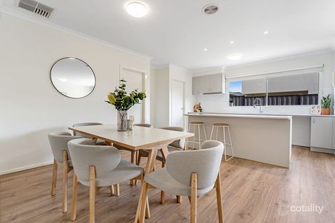 Property photo of 32 Banjolina Circuit Craigieburn VIC 3064