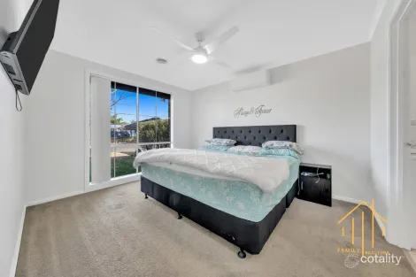 Property photo of 8 Mallee Circuit Pakenham VIC 3810
