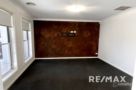 Property photo of 3 Clunies Ross Crescent Lloyd NSW 2650