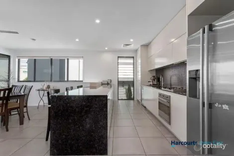 Property photo of 32 Waterline Crescent Bulimba QLD 4171