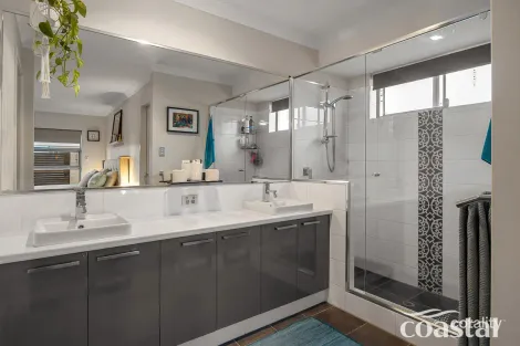 Property photo of 10 Balclutha Crescent Madora Bay WA 6210