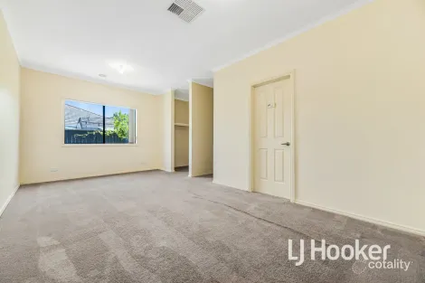 Property photo of 7 Downing Square Pakenham VIC 3810