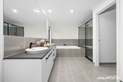 Property photo of 17 Omars Place Narre Warren South VIC 3805