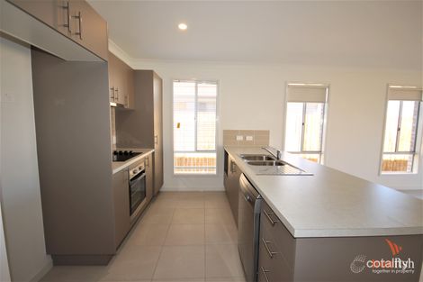 Property photo of 39 Napier Circuit Silkstone QLD 4304