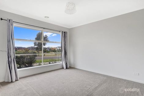 Property photo of 64 Everholme Drive Truganina VIC 3029