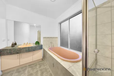 Property photo of 2 Gates Court Roxburgh Park VIC 3064