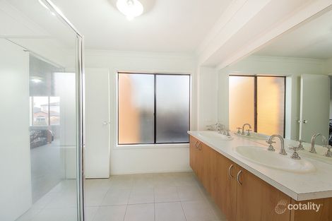Property photo of 37 Edgewater Circuit Cairnlea VIC 3023