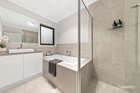 43 Meadowlea Cres, Pakenham, VIC 3810