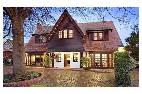 Property photo of 2 Huntingfield Road Brighton VIC 3186