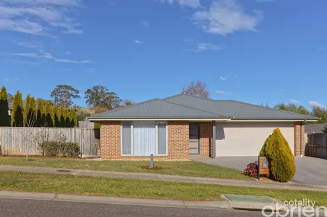 8 TARA GR, DROUIN, VIC 3818