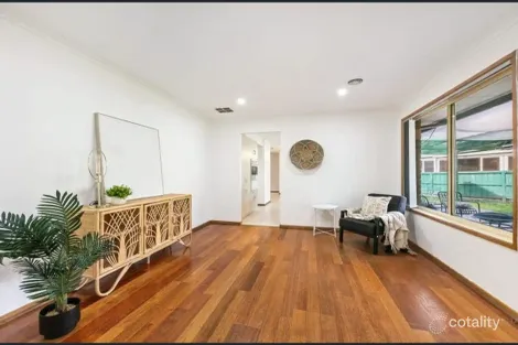 Property photo of 25 Yarcombe Crescent Craigieburn VIC 3064