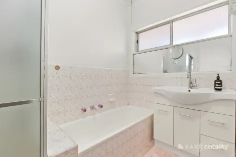 Property photo of 27 Warren Road Parkdale VIC 3195