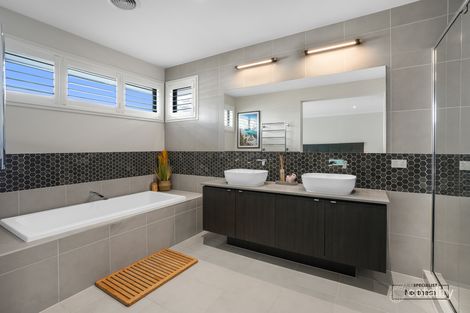 Property photo of 28 Greaves Crescent Kalkallo VIC 3064