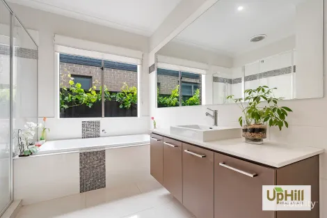 Property photo of 10 Chagall Parade Clyde North VIC 3978