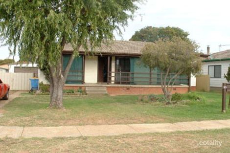 Property photo of 25 Chifley Crescent Kooringal NSW 2650