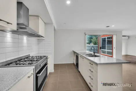 Property photo of 2 Jaye Place Cranbourne West VIC 3977