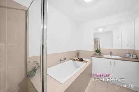 Property photo of 19/4 Mantello Drive Werribee VIC 3030