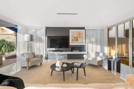 Property photo of 19 Binda Place Bundall QLD 4217