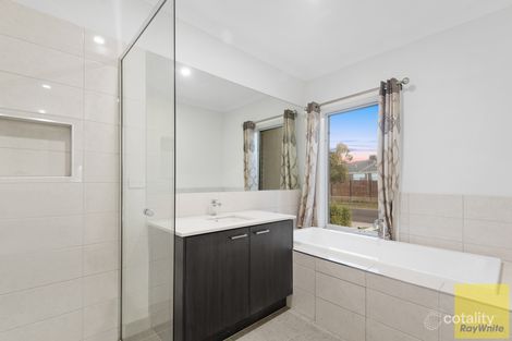 Property photo of 8 Avonmore Way Weir Views VIC 3338