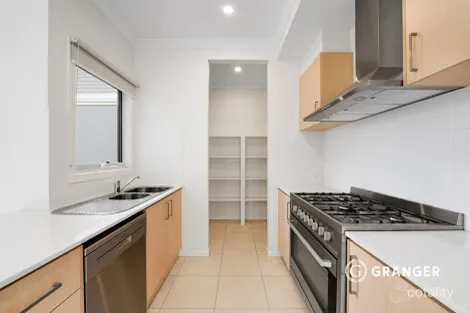 Property photo of 8 Timor Walk Eynesbury VIC 3338