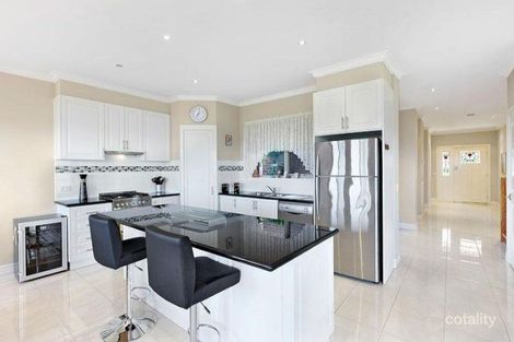 Property photo of 1 Lupin Court Gowanbrae VIC 3043