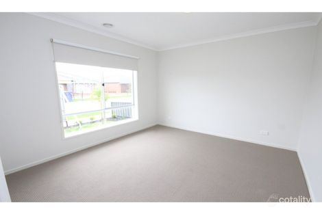 Property photo of 33 Peninsula Crescent Craigieburn VIC 3064
