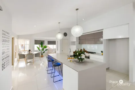 Property photo of 8 Hampshire Close Carindale QLD 4152