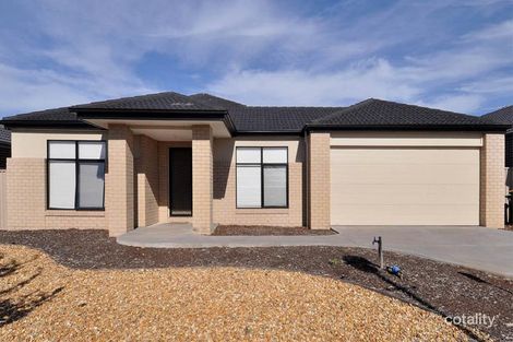 Property photo of 36 Oakview Parade Caroline Springs VIC 3023