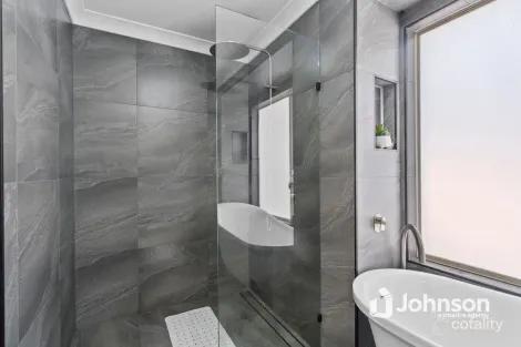 Property photo of 262 Discovery Drive Helensvale QLD 4212