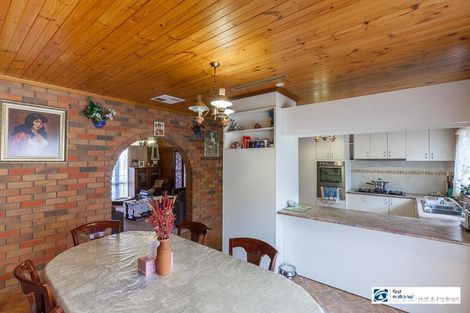 Property photo of 15 Johnson Place Endeavour Hills VIC 3802