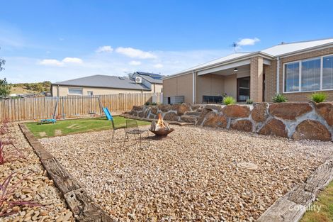 Property photo of 19 Currington Crescent Darley VIC 3340