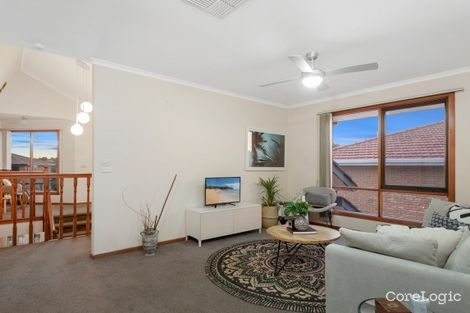 Property photo of 32 Huxley Crescent Endeavour Hills VIC 3802