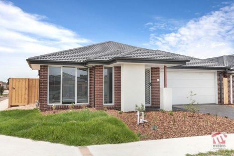11 Lotus St, Pakenham, VIC 3810