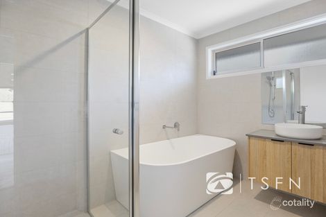Property photo of 2 Deakin Drive Flora Hill VIC 3550