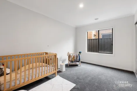 Property photo of 27 Henderson Drive Tarneit VIC 3029