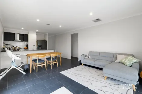 Property photo of 27 Henderson Drive Tarneit VIC 3029