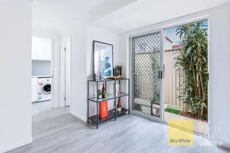 Property photo of 2/152-154 Frank Street Labrador QLD 4215