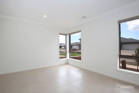 Property photo of 11 Strawberry Road Manor Lakes VIC 3024