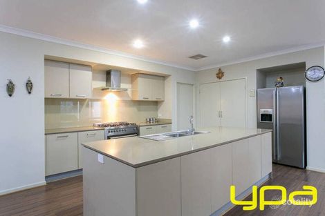 Property photo of 9 Indigo Square Brookfield VIC 3338