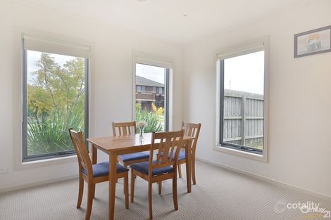 Property photo of 30 Red Gum Circuit Pakenham VIC 3810